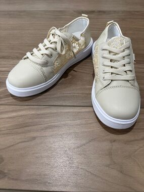 Women's Cream Lace-Accent Casual Sneakers